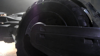Illustration for article titled Nuevas imágenes revelan al detalle el Batmobile de Batman v Superman